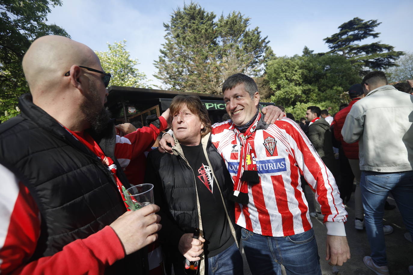 La afición del Sporting ha llenado las inmediaciones de El Molinón antes del partido que enfrentará a los rojiblancos con el Real Oviedo 