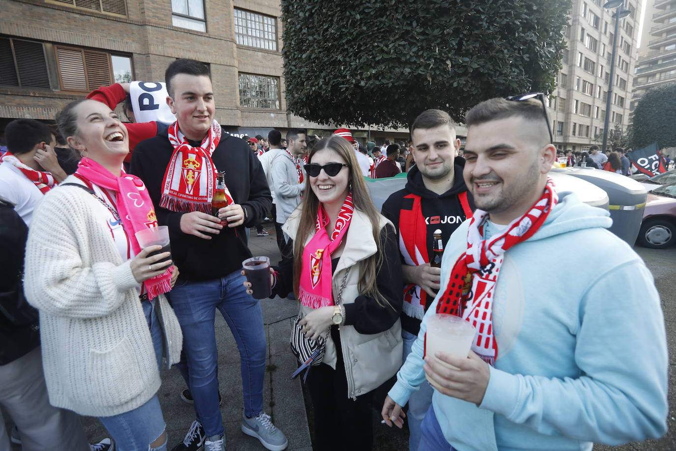 La afición del Sporting ha llenado las inmediaciones de El Molinón antes del partido que enfrentará a los rojiblancos con el Real Oviedo 