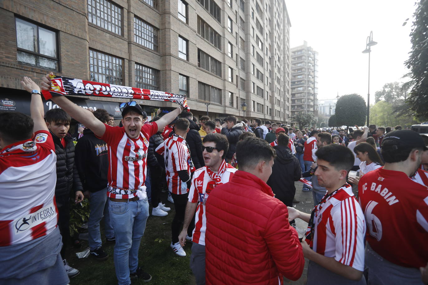 La afición del Sporting ha llenado las inmediaciones de El Molinón antes del partido que enfrentará a los rojiblancos con el Real Oviedo 