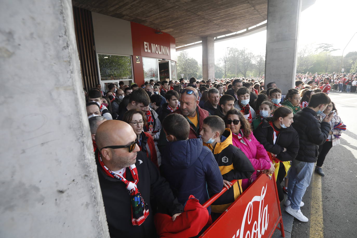 La afición del Sporting ha llenado las inmediaciones de El Molinón antes del partido que enfrentará a los rojiblancos con el Real Oviedo 