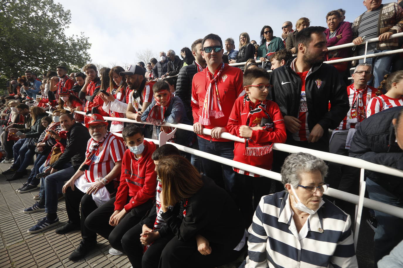 La afición del Sporting ha llenado las inmediaciones de El Molinón antes del partido que enfrentará a los rojiblancos con el Real Oviedo 