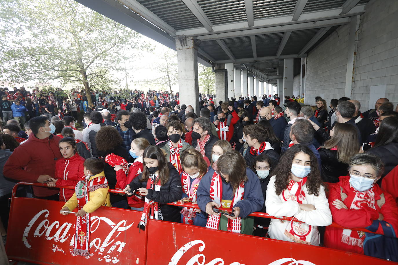 La afición del Sporting ha llenado las inmediaciones de El Molinón antes del partido que enfrentará a los rojiblancos con el Real Oviedo 