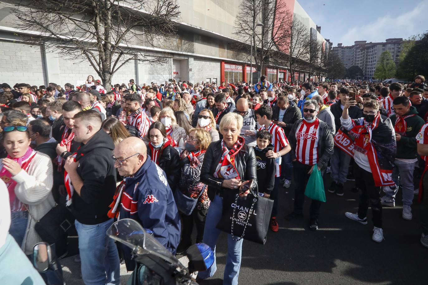 La afición del Sporting ha llenado las inmediaciones de El Molinón antes del partido que enfrentará a los rojiblancos con el Real Oviedo 