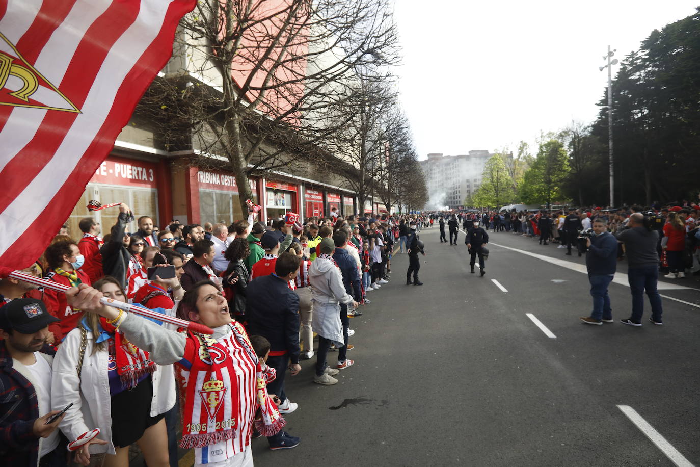 La afición del Sporting ha llenado las inmediaciones de El Molinón antes del partido que enfrentará a los rojiblancos con el Real Oviedo 