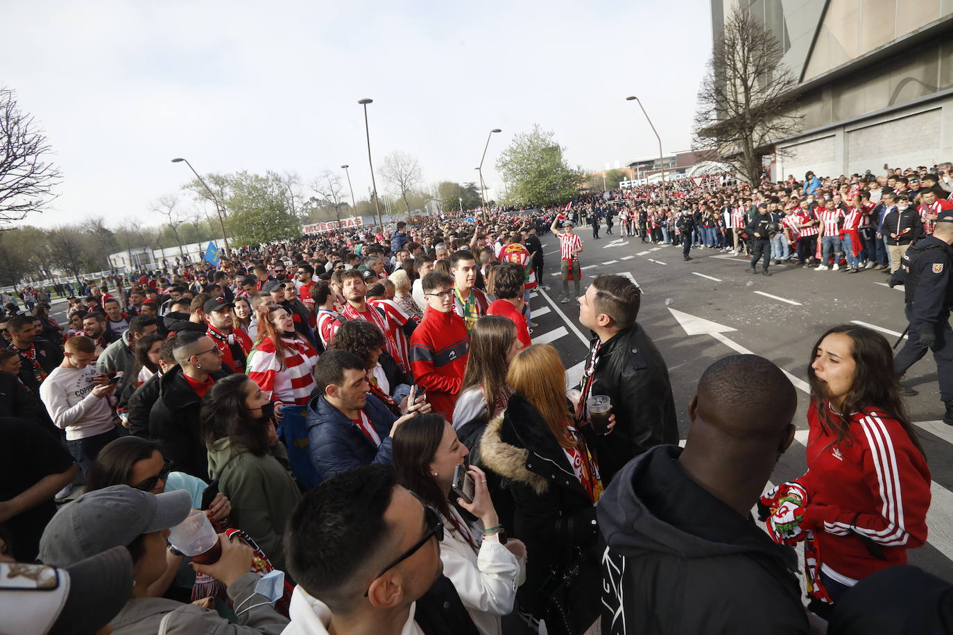 La afición del Sporting ha llenado las inmediaciones de El Molinón antes del partido que enfrentará a los rojiblancos con el Real Oviedo 