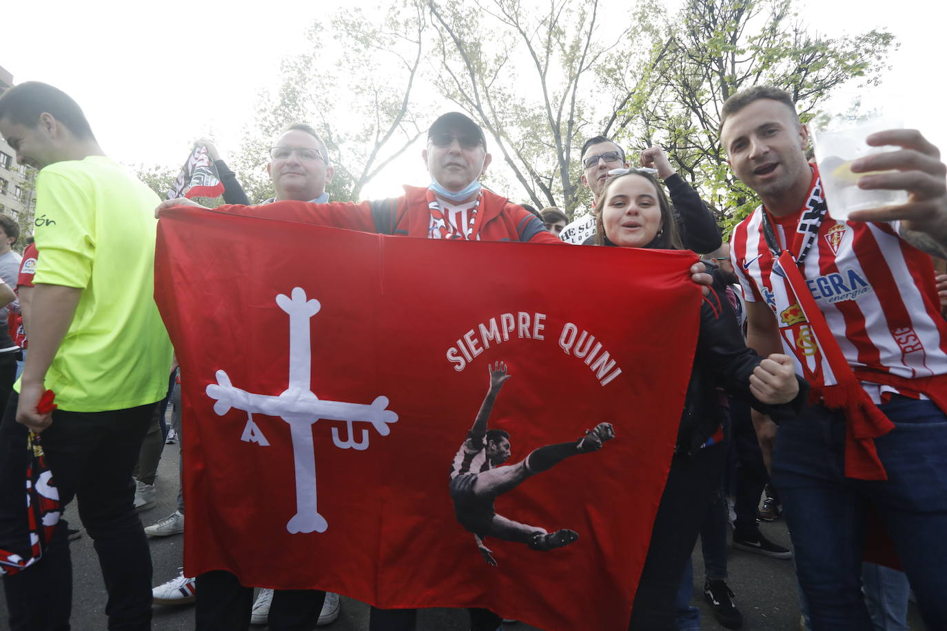 La afición del Sporting ha llenado las inmediaciones de El Molinón antes del partido que enfrentará a los rojiblancos con el Real Oviedo 