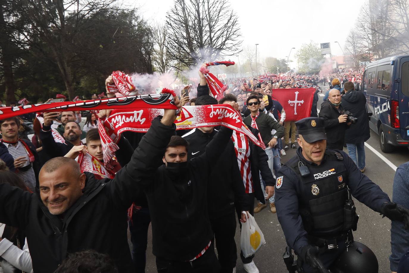 La afición del Sporting ha llenado las inmediaciones de El Molinón antes del partido que enfrentará a los rojiblancos con el Real Oviedo 