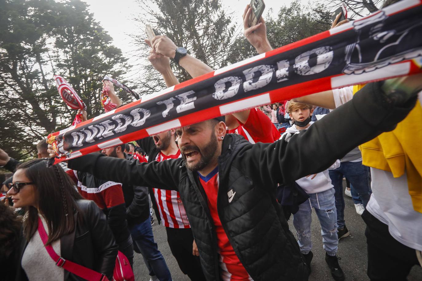 La afición del Sporting ha llenado las inmediaciones de El Molinón antes del partido que enfrentará a los rojiblancos con el Real Oviedo 