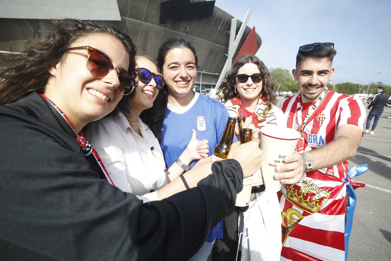 La afición del Sporting ha llenado las inmediaciones de El Molinón antes del partido que enfrentará a los rojiblancos con el Real Oviedo 