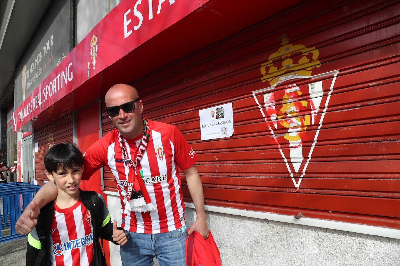 La afición del Sporting ha llenado las inmediaciones de El Molinón antes del partido que enfrentará a los rojiblancos con el Real Oviedo 