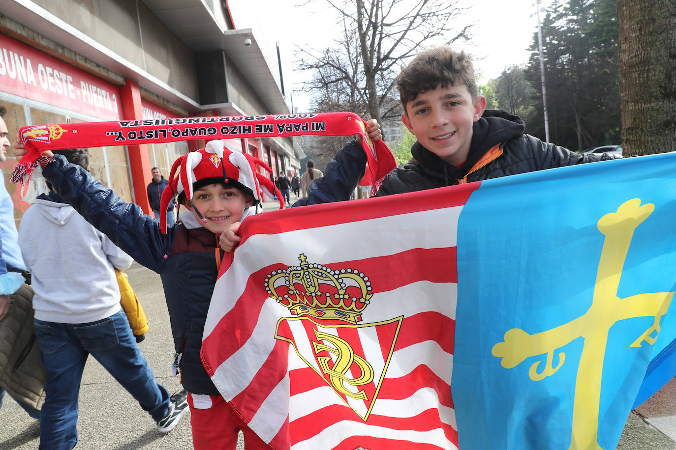 La afición del Sporting ha llenado las inmediaciones de El Molinón antes del partido que enfrentará a los rojiblancos con el Real Oviedo 