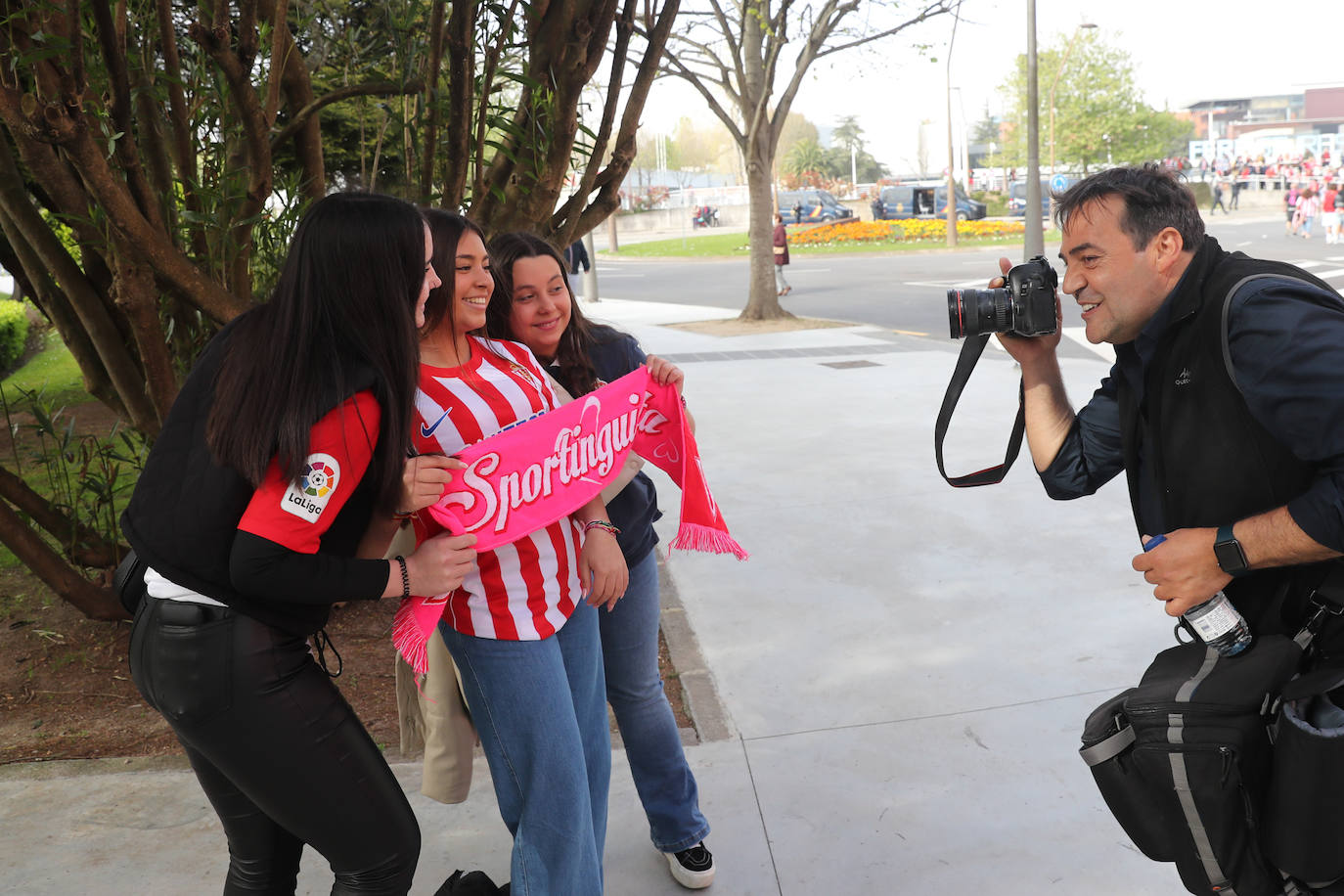 La afición del Sporting ha llenado las inmediaciones de El Molinón antes del partido que enfrentará a los rojiblancos con el Real Oviedo 