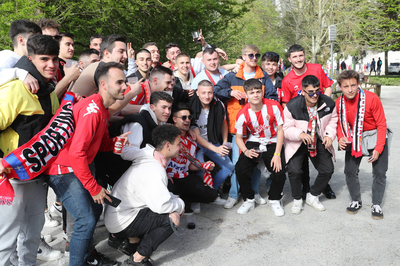 La afición del Sporting ha llenado las inmediaciones de El Molinón antes del partido que enfrentará a los rojiblancos con el Real Oviedo 