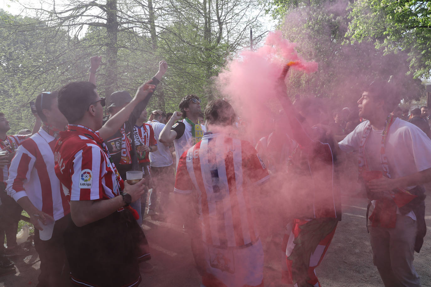 La afición del Sporting ha llenado las inmediaciones de El Molinón antes del partido que enfrentará a los rojiblancos con el Real Oviedo 