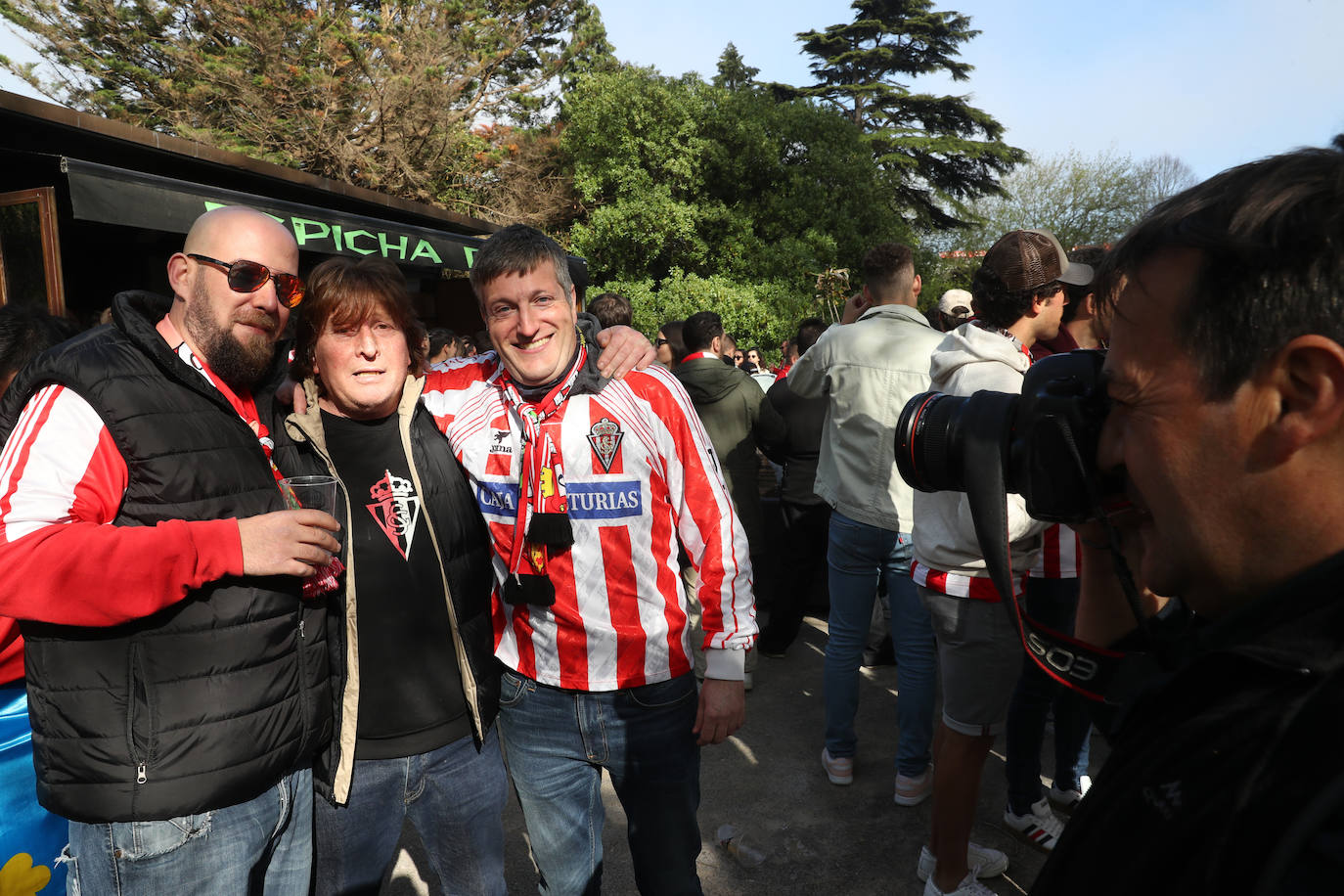 La afición del Sporting ha llenado las inmediaciones de El Molinón antes del partido que enfrentará a los rojiblancos con el Real Oviedo 