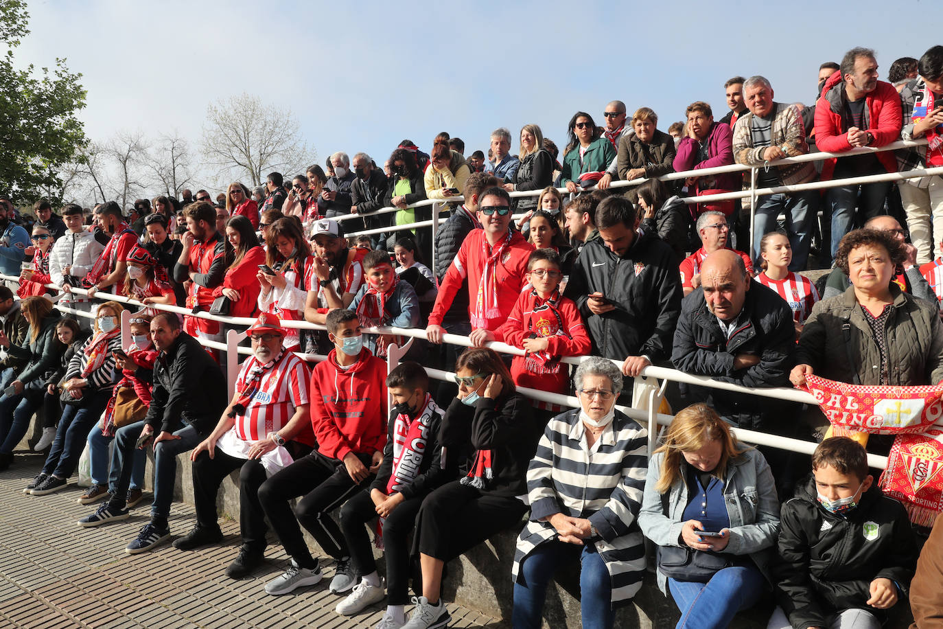 La afición del Sporting ha llenado las inmediaciones de El Molinón antes del partido que enfrentará a los rojiblancos con el Real Oviedo 