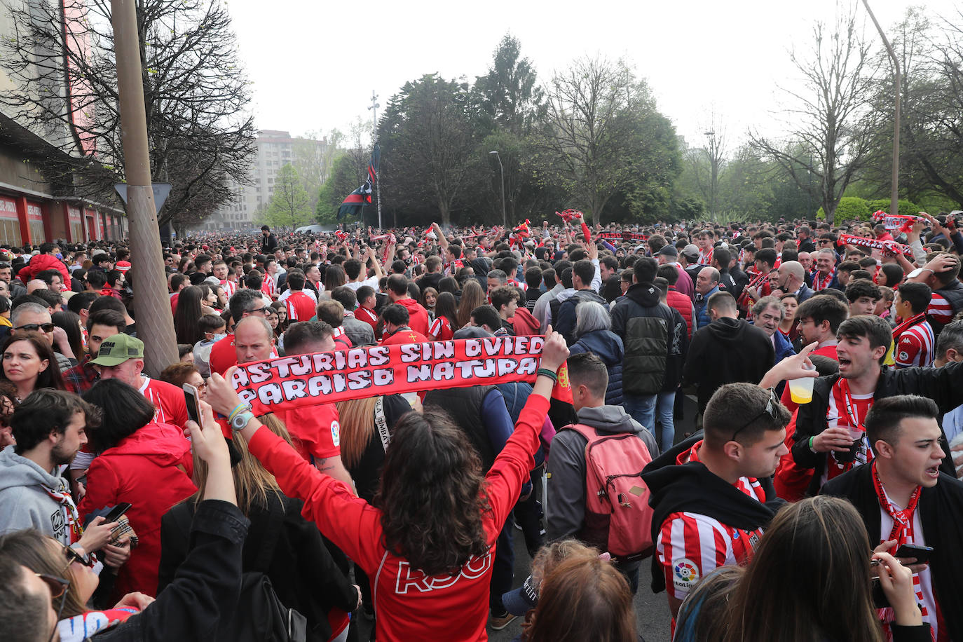 La afición del Sporting ha llenado las inmediaciones de El Molinón antes del partido que enfrentará a los rojiblancos con el Real Oviedo 