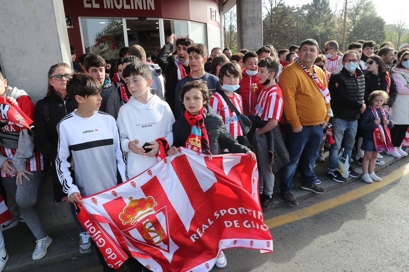 La afición del Sporting ha llenado las inmediaciones de El Molinón antes del partido que enfrentará a los rojiblancos con el Real Oviedo 