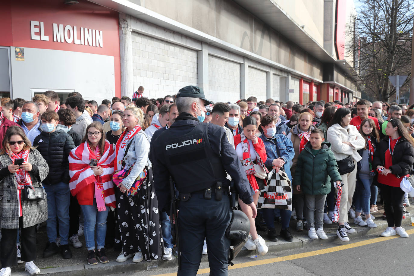 La afición del Sporting ha llenado las inmediaciones de El Molinón antes del partido que enfrentará a los rojiblancos con el Real Oviedo 