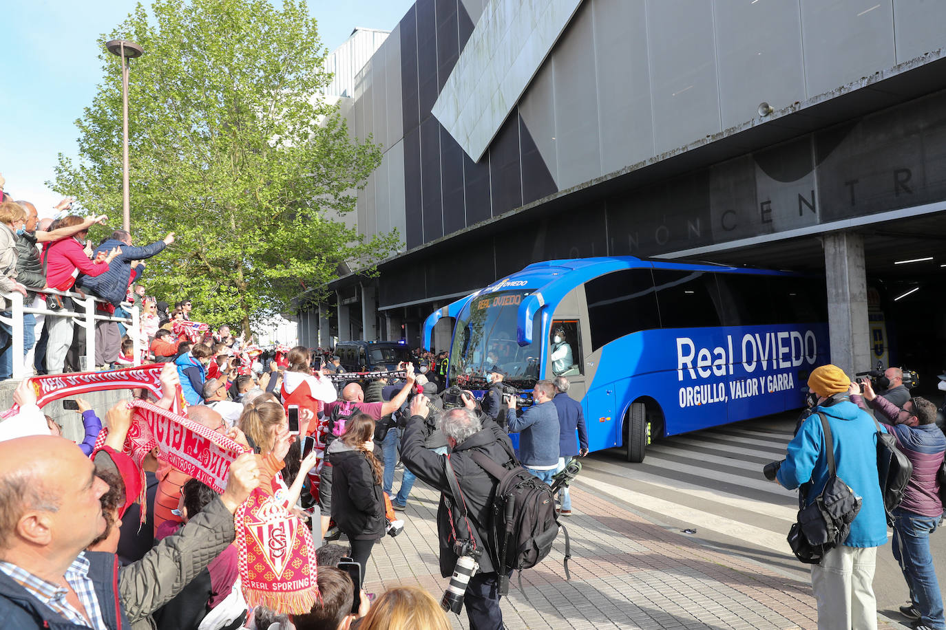 La afición del Sporting ha llenado las inmediaciones de El Molinón antes del partido que enfrentará a los rojiblancos con el Real Oviedo 