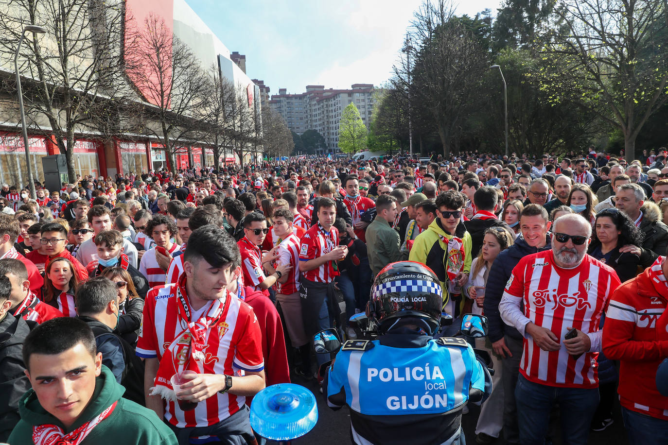 La afición del Sporting ha llenado las inmediaciones de El Molinón antes del partido que enfrentará a los rojiblancos con el Real Oviedo 