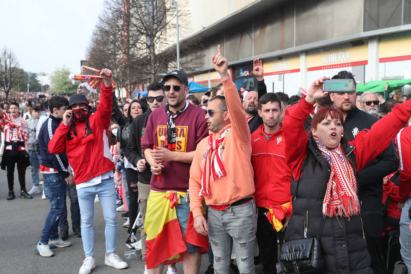 La afición del Sporting ha llenado las inmediaciones de El Molinón antes del partido que enfrentará a los rojiblancos con el Real Oviedo 