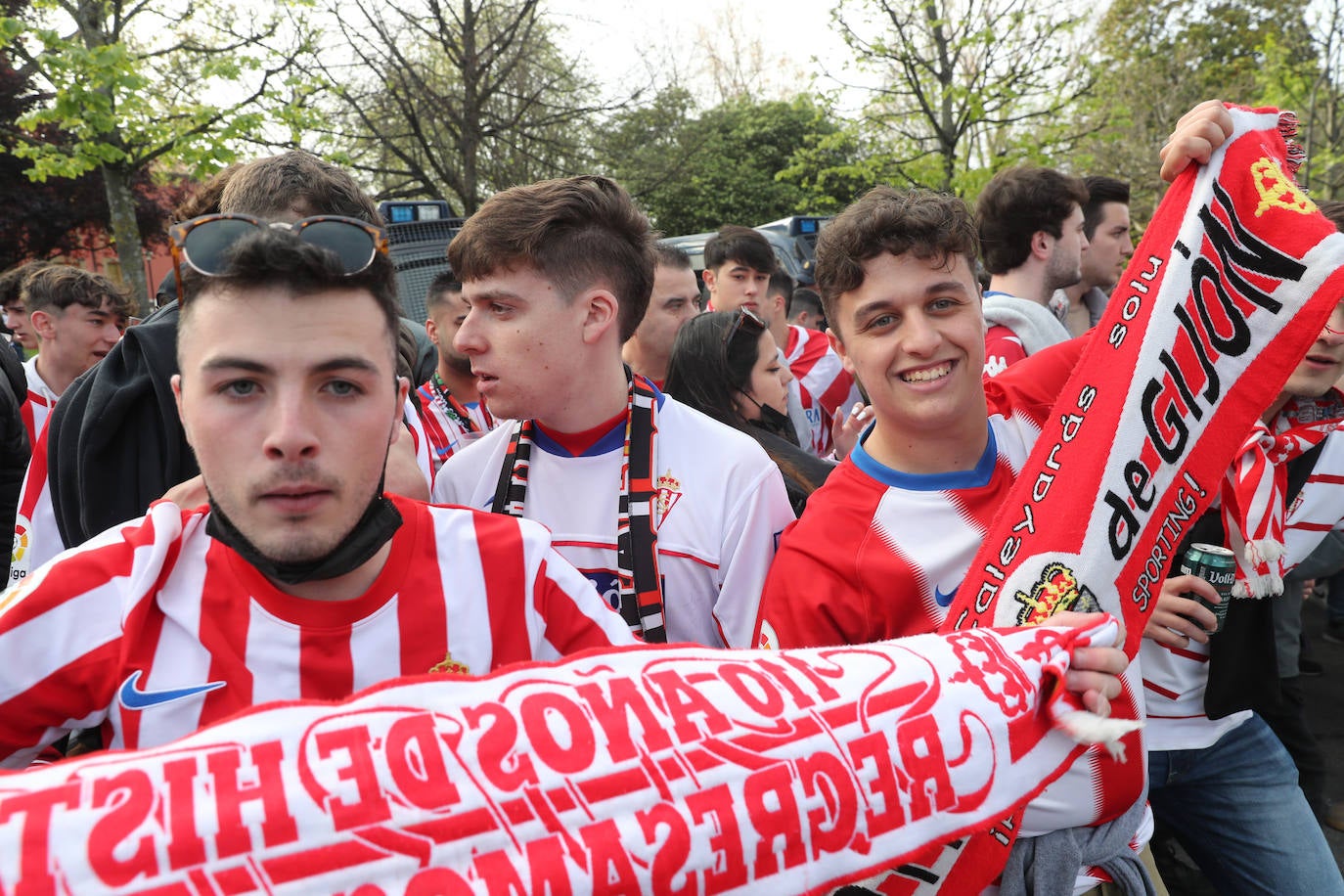 La afición del Sporting ha llenado las inmediaciones de El Molinón antes del partido que enfrentará a los rojiblancos con el Real Oviedo 