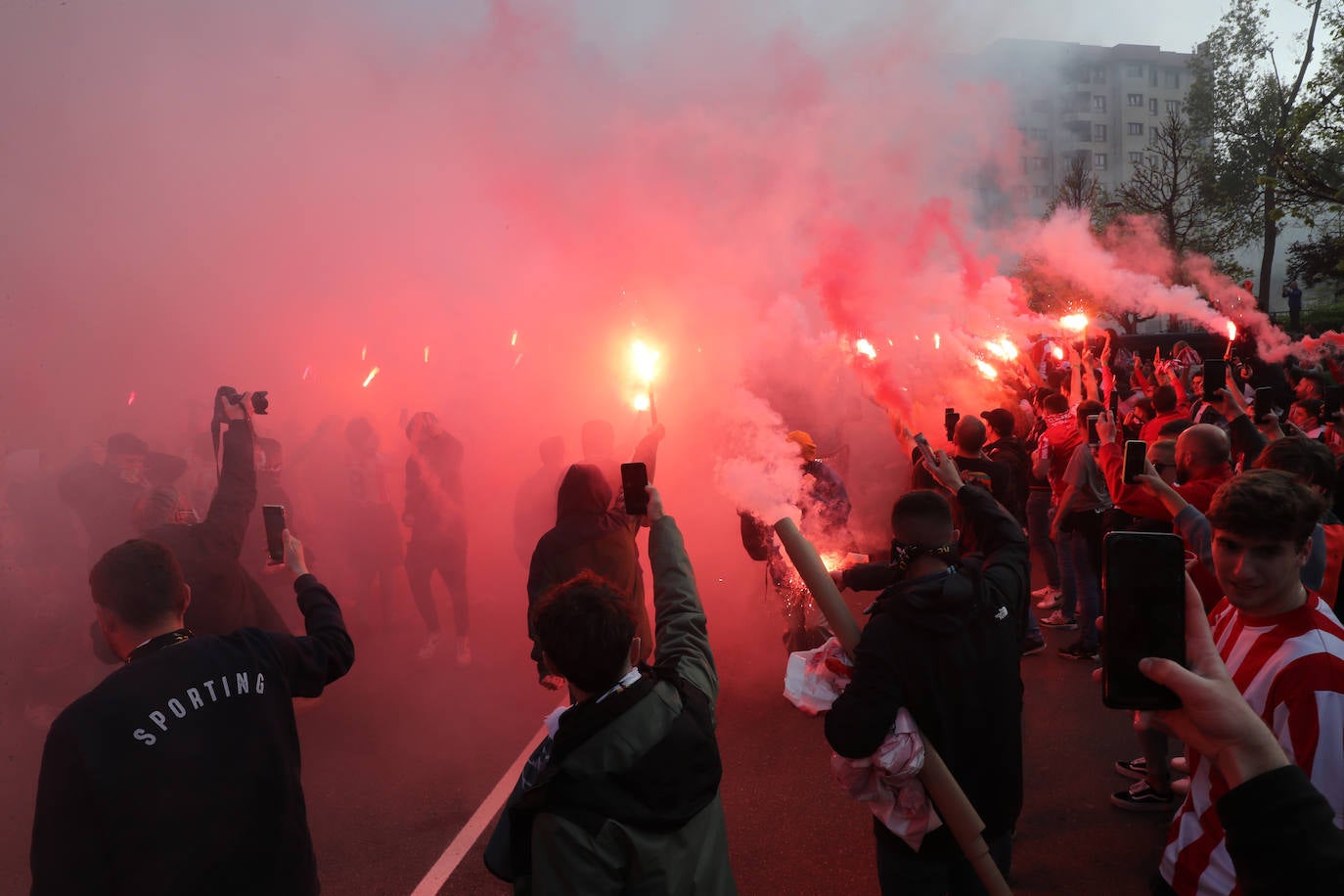 La afición del Sporting ha llenado las inmediaciones de El Molinón antes del partido que enfrentará a los rojiblancos con el Real Oviedo 