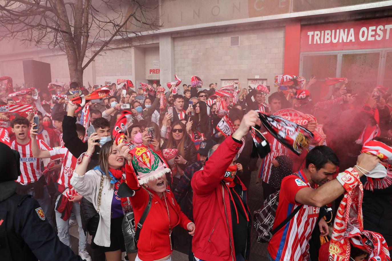 La afición del Sporting ha llenado las inmediaciones de El Molinón antes del partido que enfrentará a los rojiblancos con el Real Oviedo 