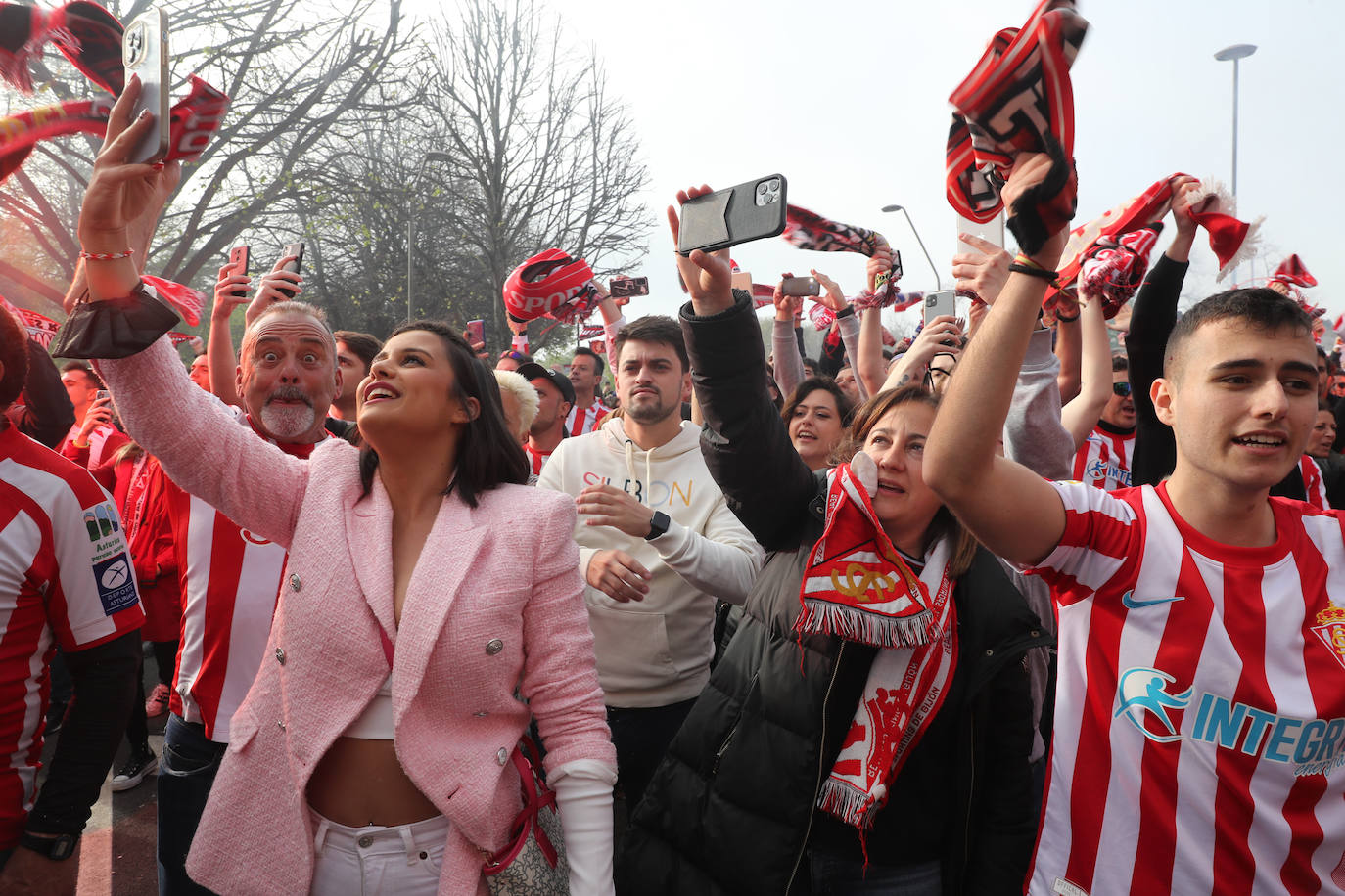 La afición del Sporting ha llenado las inmediaciones de El Molinón antes del partido que enfrentará a los rojiblancos con el Real Oviedo 