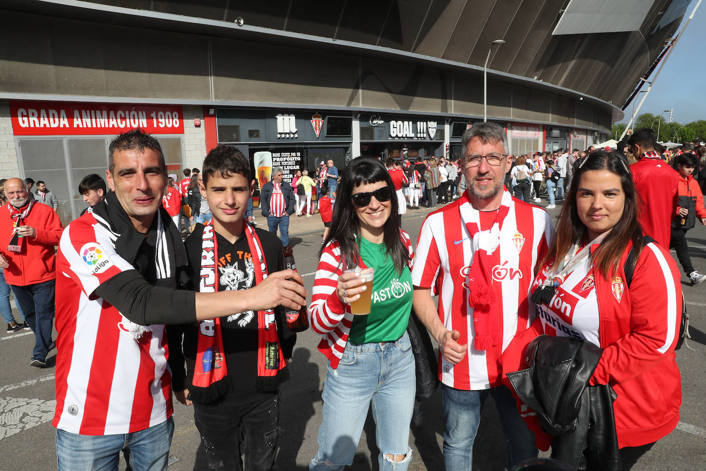 La afición del Sporting ha llenado las inmediaciones de El Molinón antes del partido que enfrentará a los rojiblancos con el Real Oviedo 