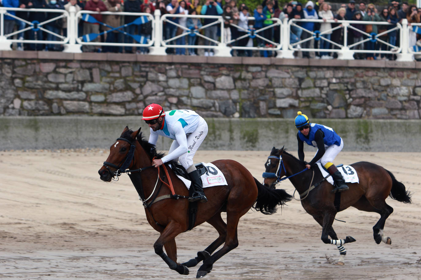 La playa de Santa Marina ha vuelto a llenarse de las Carreras de Caballos Playa de Ribadesella. Este sábado ha servido para coronar a 'Capea' y a su jinete Manuel Revuelta García como los grandes campeones de la 31º edición al vencer en la carrera larga (2.200 m) de la Primera Categoría-Gran Premio Hostelería y Comercio de Ribadesella para cuadrúpedos Pura Sangre Inglés.