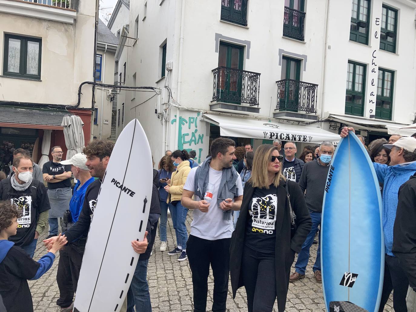 Decenas de personas se han manifestado este sábado en Tapia de Casariego para dejar claro que están en contra de la explotación de oro en Salave. «En Salave, arqueología sí, minería no» u «oro xa temos, son os nosos nenos» son algunas de las pancartas que han podido leerse en una concentración que ha estado ambientada por una banda de música. 