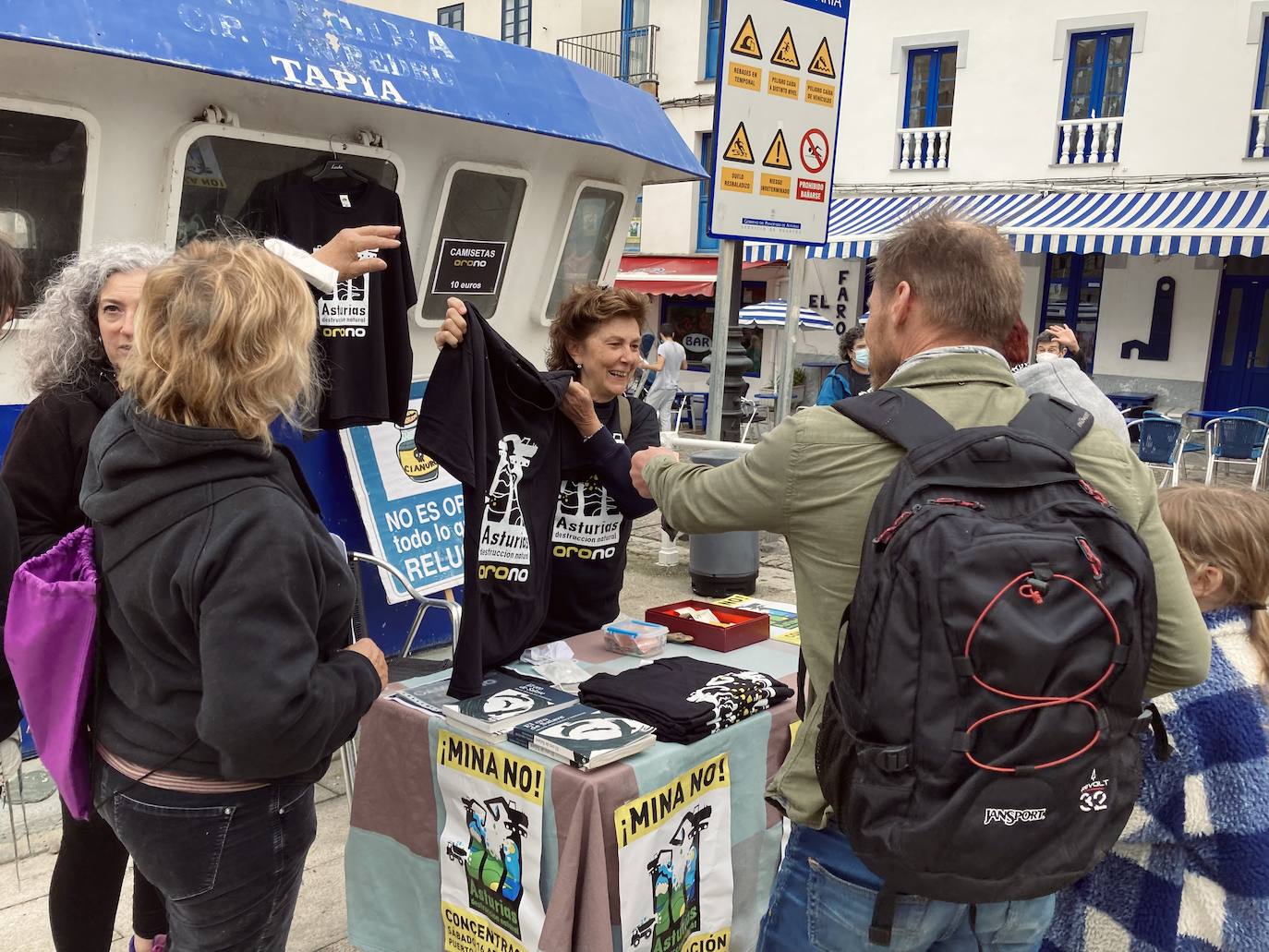 Decenas de personas se han manifestado este sábado en Tapia de Casariego para dejar claro que están en contra de la explotación de oro en Salave. «En Salave, arqueología sí, minería no» u «oro xa temos, son os nosos nenos» son algunas de las pancartas que han podido leerse en una concentración que ha estado ambientada por una banda de música. 