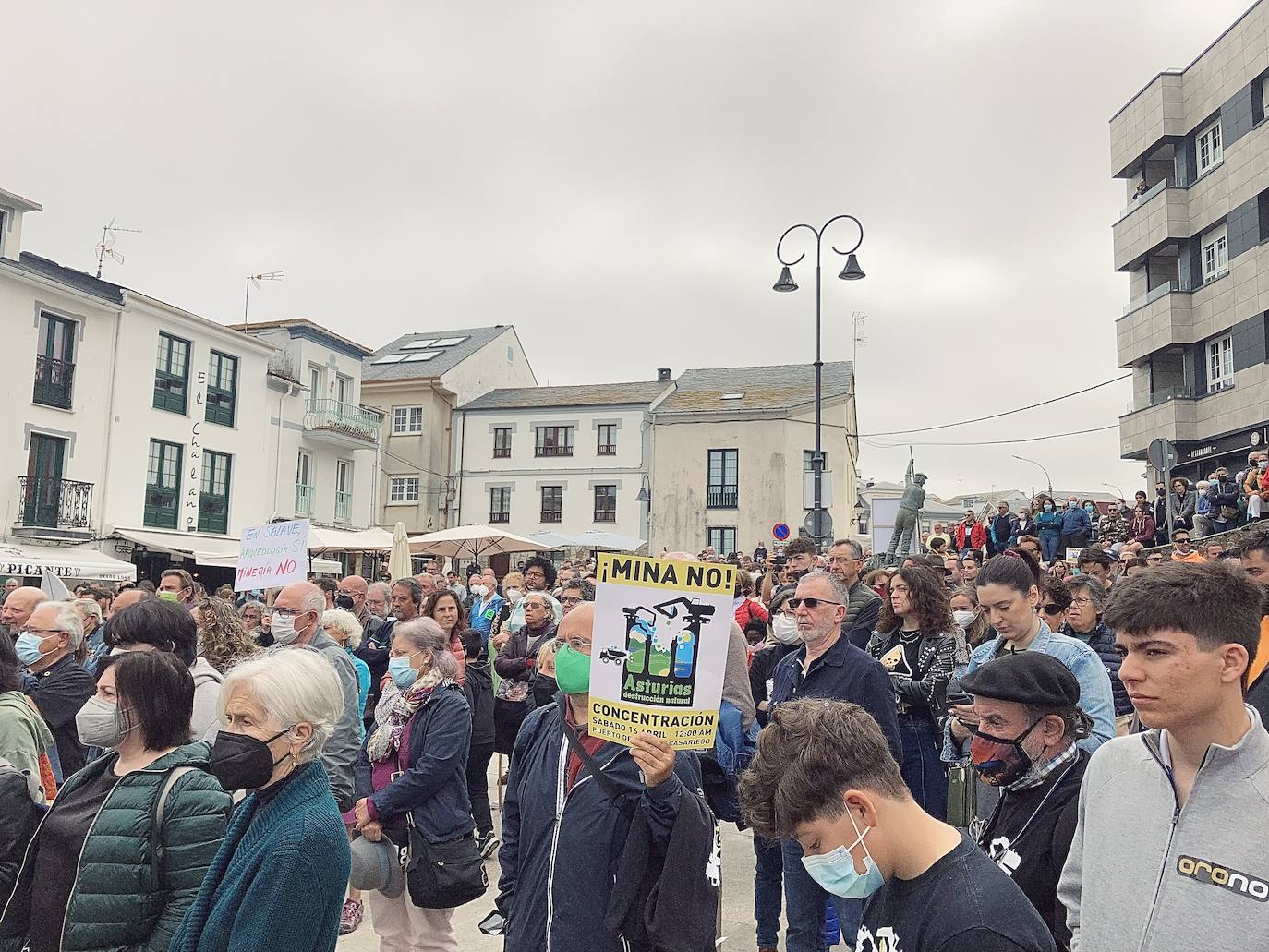 Decenas de personas se han manifestado este sábado en Tapia de Casariego para dejar claro que están en contra de la explotación de oro en Salave. «En Salave, arqueología sí, minería no» u «oro xa temos, son os nosos nenos» son algunas de las pancartas que han podido leerse en una concentración que ha estado ambientada por una banda de música. 