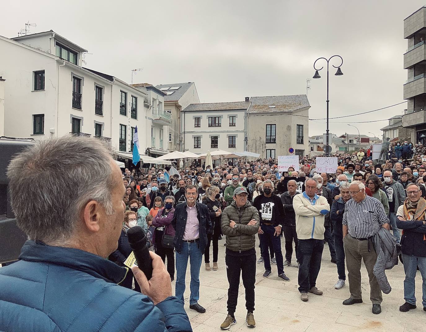 Decenas de personas se han manifestado este sábado en Tapia de Casariego para dejar claro que están en contra de la explotación de oro en Salave. «En Salave, arqueología sí, minería no» u «oro xa temos, son os nosos nenos» son algunas de las pancartas que han podido leerse en una concentración que ha estado ambientada por una banda de música. 