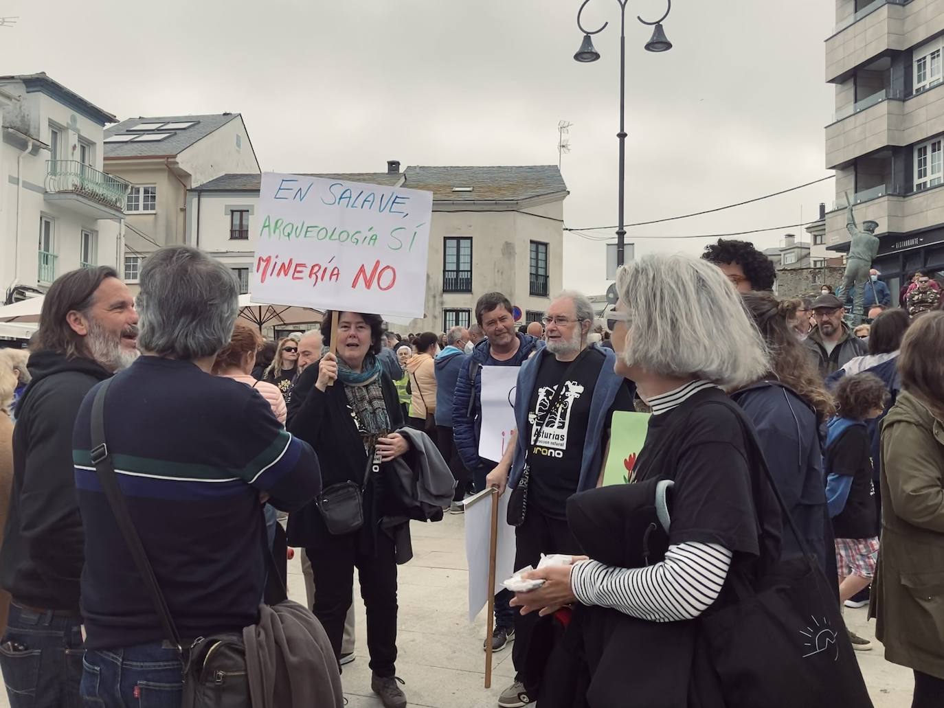 Decenas de personas se han manifestado este sábado en Tapia de Casariego para dejar claro que están en contra de la explotación de oro en Salave. «En Salave, arqueología sí, minería no» u «oro xa temos, son os nosos nenos» son algunas de las pancartas que han podido leerse en una concentración que ha estado ambientada por una banda de música. 