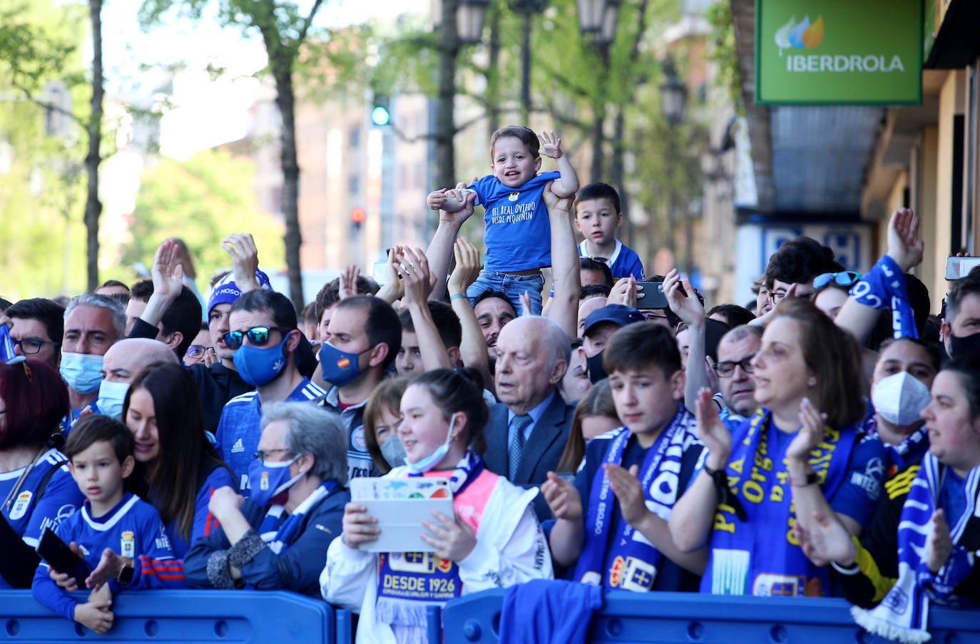 Decenas de aficionados del Real Oviedo se han agolpado para despedir a los jugadores antes del derbi asturiano, que se disputará en El Molinón 