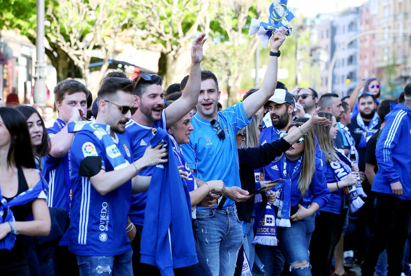 Decenas de aficionados del Real Oviedo se han agolpado para despedir a los jugadores antes del derbi asturiano, que se disputará en El Molinón 