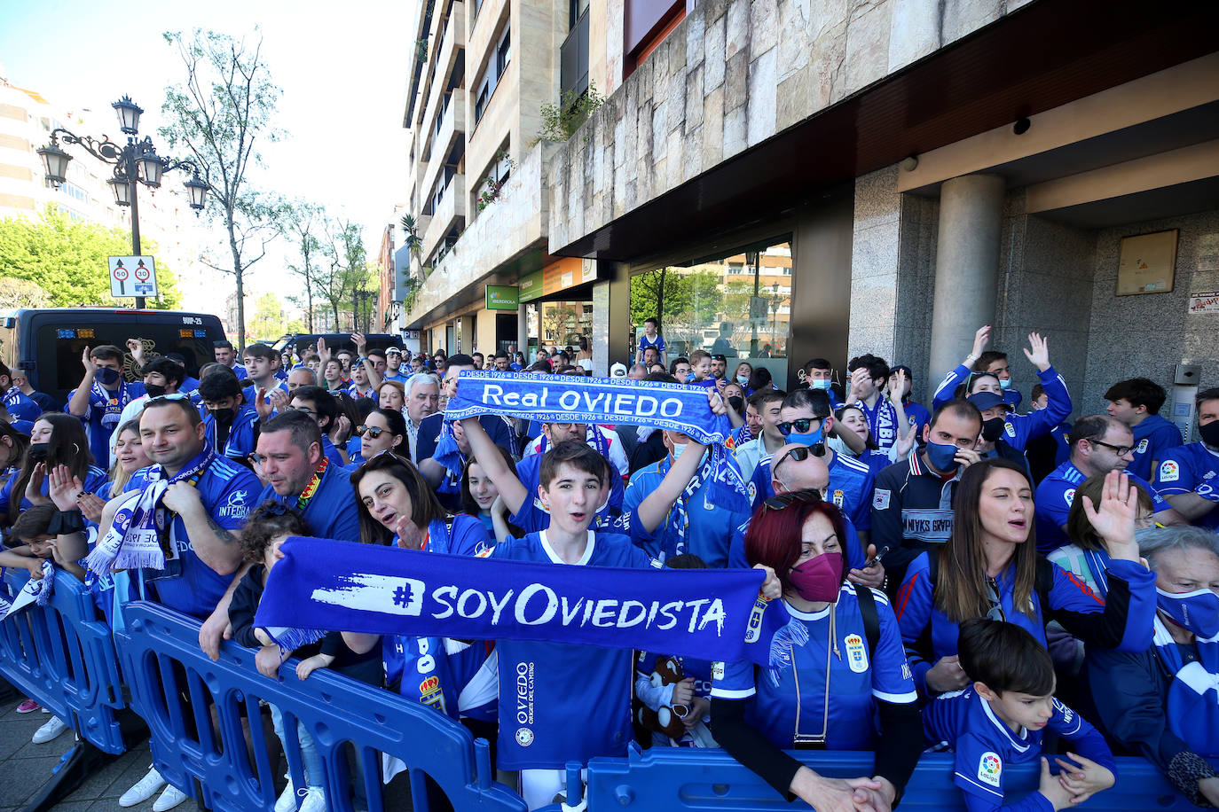 Decenas de aficionados del Real Oviedo se han agolpado para despedir a los jugadores antes del derbi asturiano, que se disputará en El Molinón 