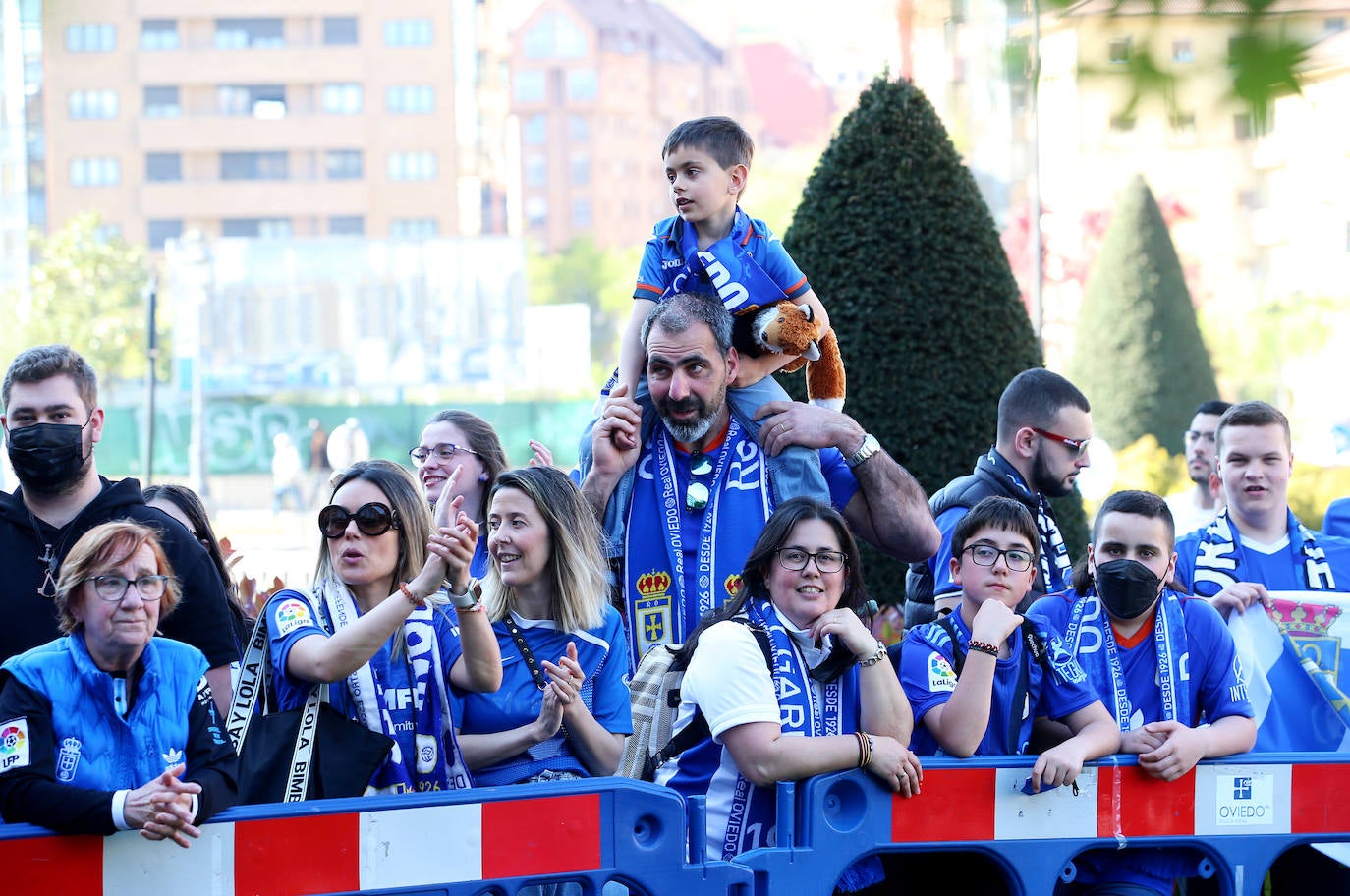 Decenas de aficionados del Real Oviedo se han agolpado para despedir a los jugadores antes del derbi asturiano, que se disputará en El Molinón 