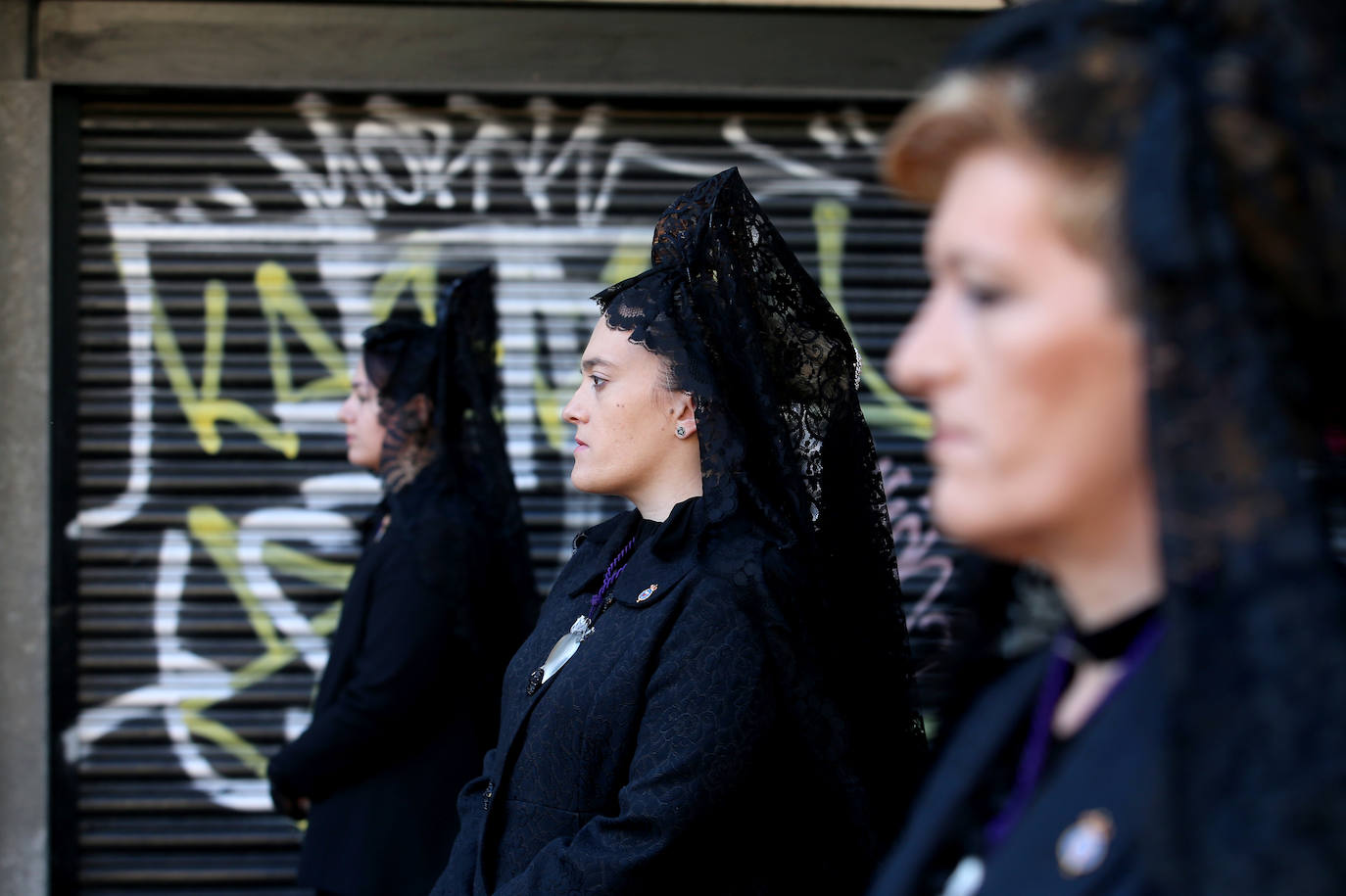 La procesión de La Soledad, escoltada por cuatro bomberos, se abrió paso entre aplausos hasta llegar a la plaza del Ayuntamiento de Oviedo. Los miembros de la Real y Trinitaria Archicofradía del Santo Entierro y Nuestra Señora de Los Dolores en su Inmaculada Concepción han recorrido durante dos horas el casco antiguo, dedicando este acto a las víctimas de la pandemia y de la guerra en Ucrania