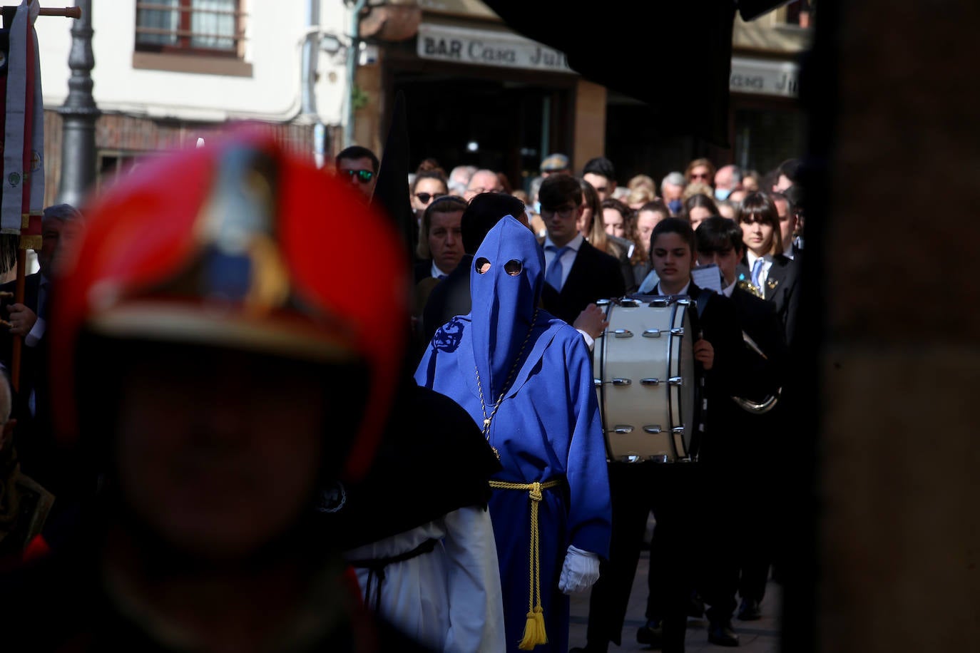 La procesión de La Soledad, escoltada por cuatro bomberos, se abrió paso entre aplausos hasta llegar a la plaza del Ayuntamiento de Oviedo. Los miembros de la Real y Trinitaria Archicofradía del Santo Entierro y Nuestra Señora de Los Dolores en su Inmaculada Concepción han recorrido durante dos horas el casco antiguo, dedicando este acto a las víctimas de la pandemia y de la guerra en Ucrania