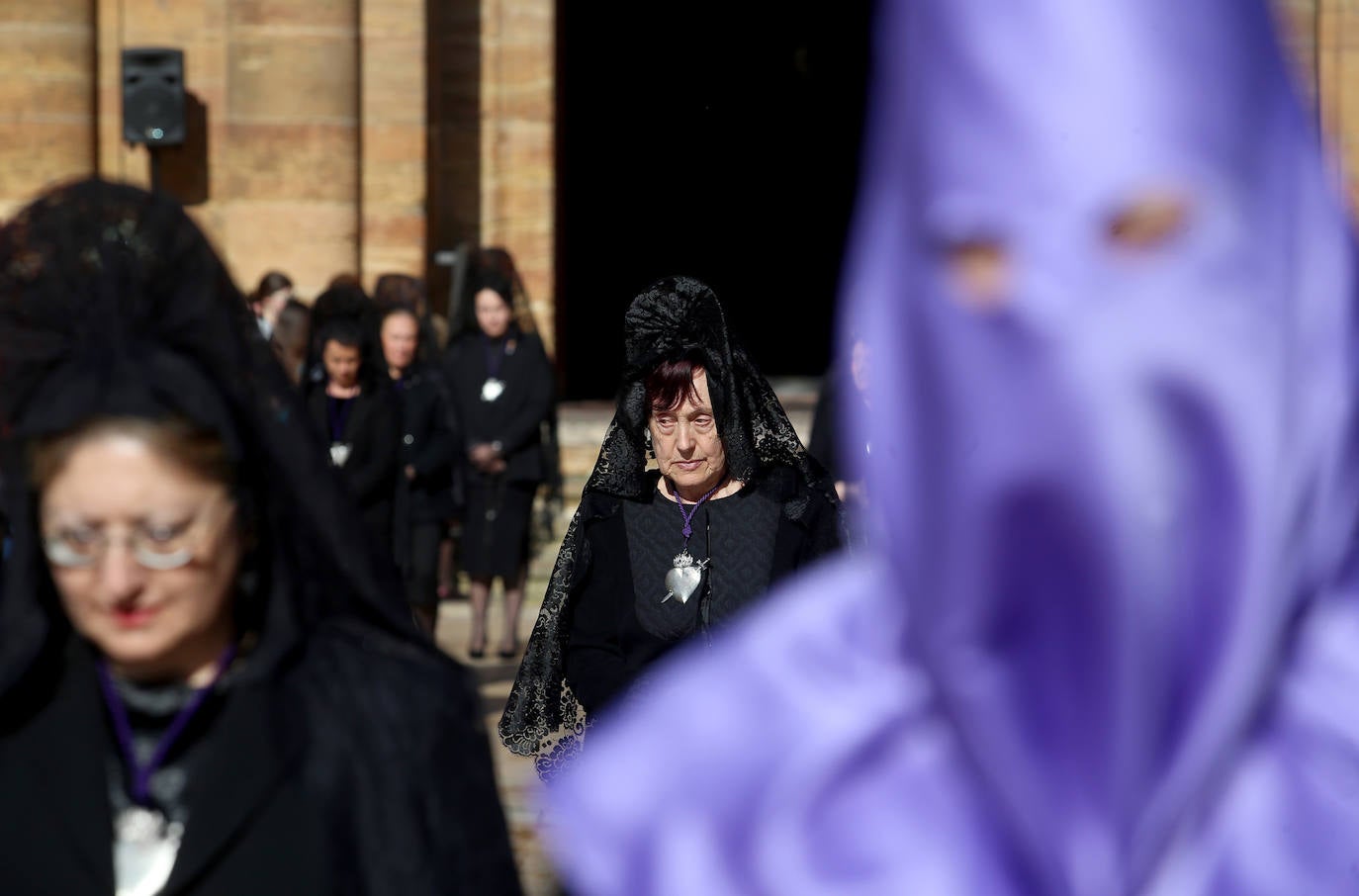 La procesión de La Soledad, escoltada por cuatro bomberos, se abrió paso entre aplausos hasta llegar a la plaza del Ayuntamiento de Oviedo. Los miembros de la Real y Trinitaria Archicofradía del Santo Entierro y Nuestra Señora de Los Dolores en su Inmaculada Concepción han recorrido durante dos horas el casco antiguo, dedicando este acto a las víctimas de la pandemia y de la guerra en Ucrania