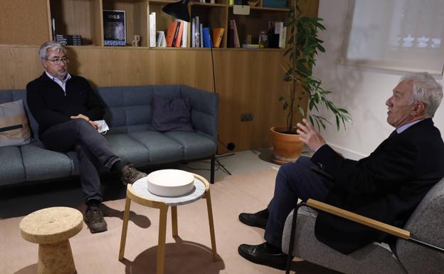 Jaime Izquierdo y Juan Neira conversan momentos antes de iniciarse la entrevista en La Lupa. 