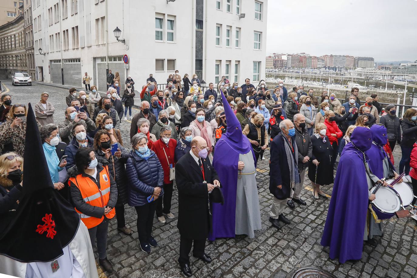 La Ilustre Hermandad de la Santa Vera Cruz abrió camino desde el Campo Valdés para dirigirse a Sebastián Miranda, seguidos por la Hermandad de la Misecordia, portadora de la imagen de San Juan Evangelista y, tras ellos, los integrantes de la Ilustre Cofradía del Santo Sepulcro portaban sobre sus hombros a la virgen de la Soledad, rodeada de flores blancas y ataviada con un manto azul noche y bordados dorados.