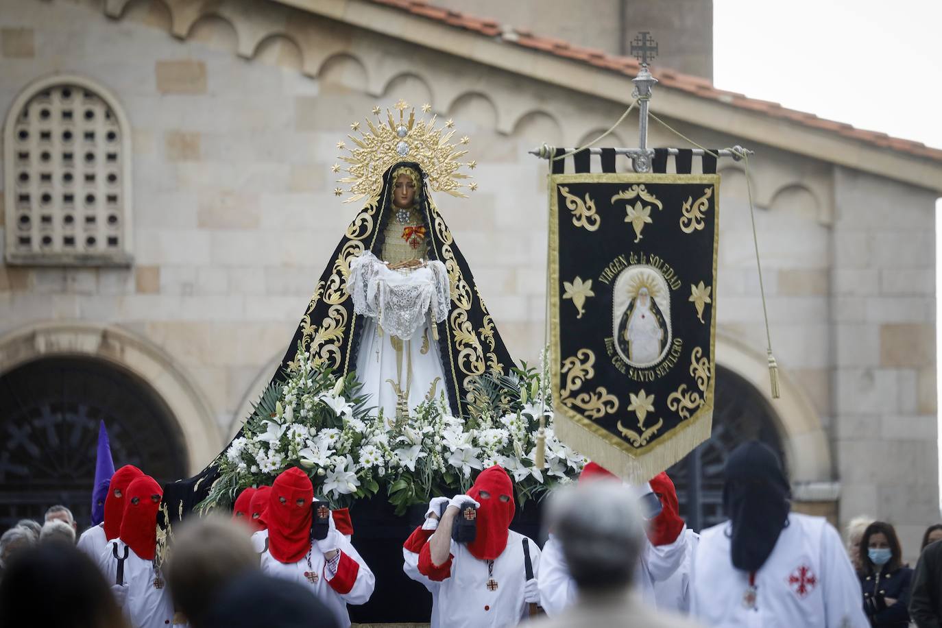 La Ilustre Hermandad de la Santa Vera Cruz abrió camino desde el Campo Valdés para dirigirse a Sebastián Miranda, seguidos por la Hermandad de la Misecordia, portadora de la imagen de San Juan Evangelista y, tras ellos, los integrantes de la Ilustre Cofradía del Santo Sepulcro portaban sobre sus hombros a la virgen de la Soledad, rodeada de flores blancas y ataviada con un manto azul noche y bordados dorados.