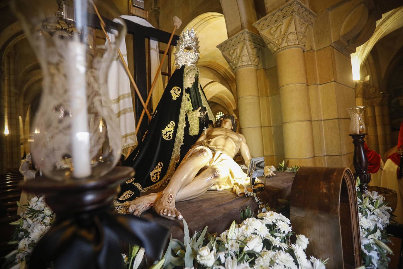 La Ilustre Hermandad de la Santa Vera Cruz abrió camino desde el Campo Valdés para dirigirse a Sebastián Miranda, seguidos por la Hermandad de la Misecordia, portadora de la imagen de San Juan Evangelista y, tras ellos, los integrantes de la Ilustre Cofradía del Santo Sepulcro portaban sobre sus hombros a la virgen de la Soledad, rodeada de flores blancas y ataviada con un manto azul noche y bordados dorados.