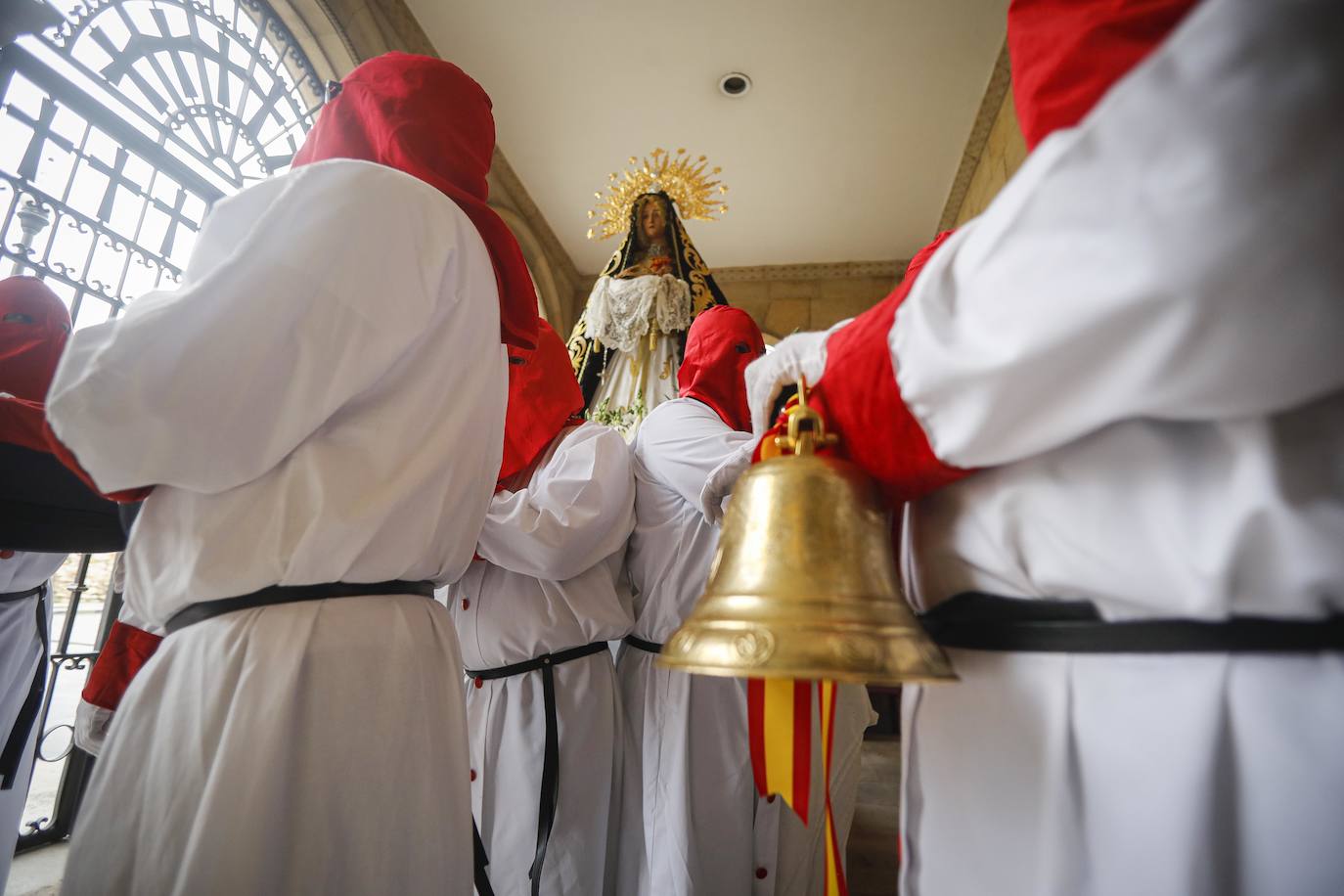 La Ilustre Hermandad de la Santa Vera Cruz abrió camino desde el Campo Valdés para dirigirse a Sebastián Miranda, seguidos por la Hermandad de la Misecordia, portadora de la imagen de San Juan Evangelista y, tras ellos, los integrantes de la Ilustre Cofradía del Santo Sepulcro portaban sobre sus hombros a la virgen de la Soledad, rodeada de flores blancas y ataviada con un manto azul noche y bordados dorados.