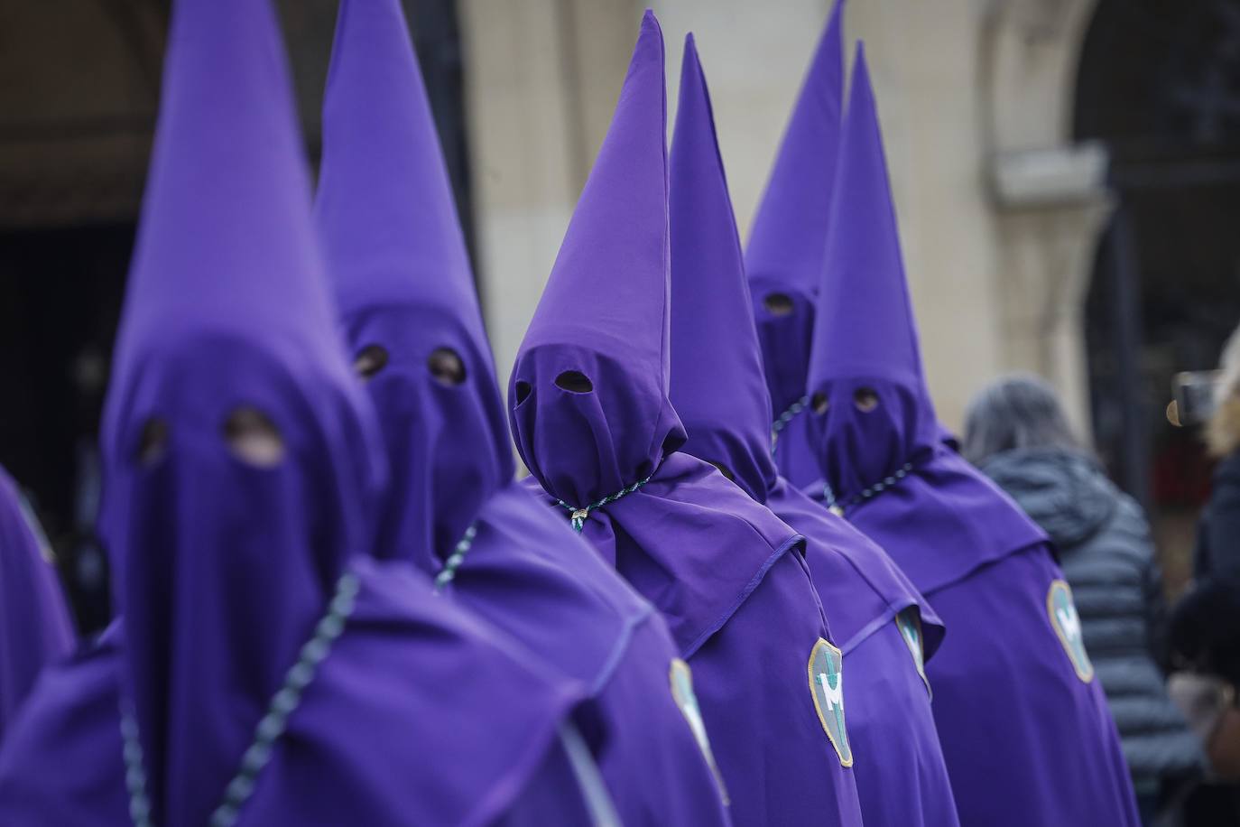 La Ilustre Hermandad de la Santa Vera Cruz abrió camino desde el Campo Valdés para dirigirse a Sebastián Miranda, seguidos por la Hermandad de la Misecordia, portadora de la imagen de San Juan Evangelista y, tras ellos, los integrantes de la Ilustre Cofradía del Santo Sepulcro portaban sobre sus hombros a la virgen de la Soledad, rodeada de flores blancas y ataviada con un manto azul noche y bordados dorados.